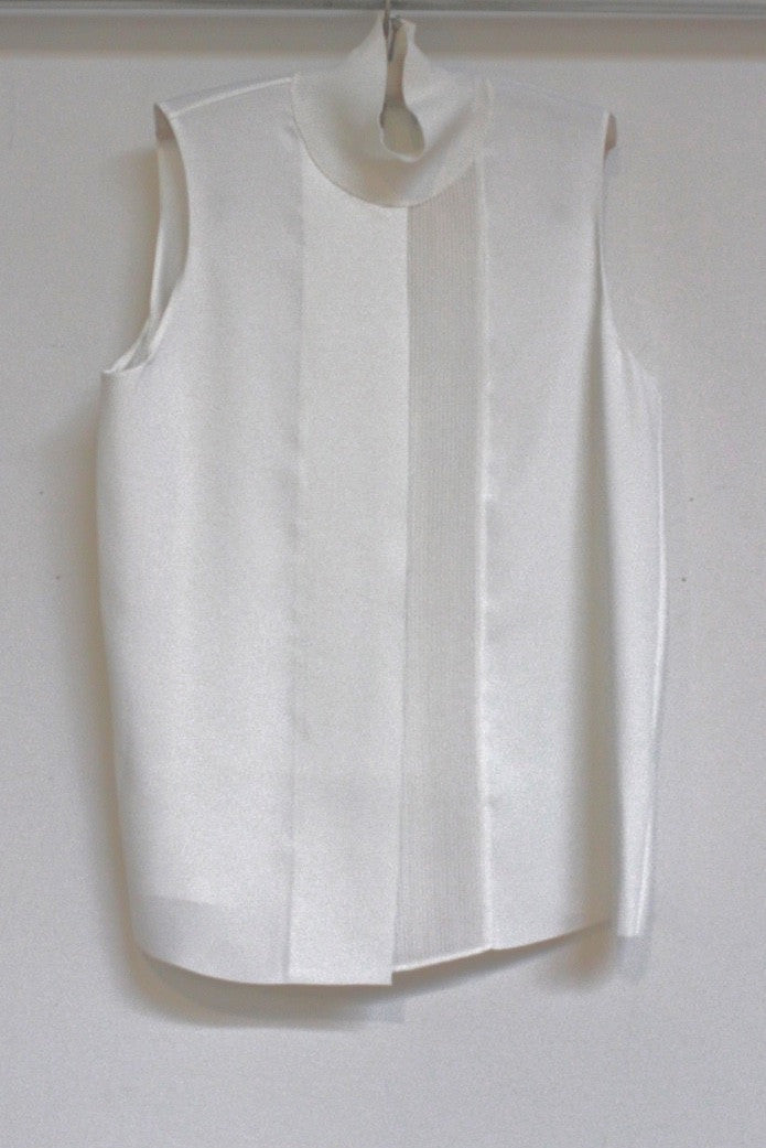 laser sleeveless turtleneck